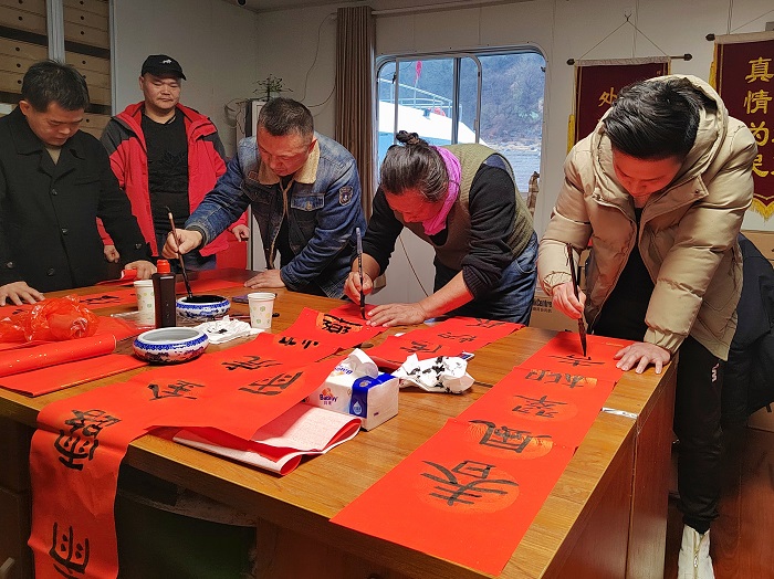 群賢畢至賀新春，揮毫潑墨送祝福